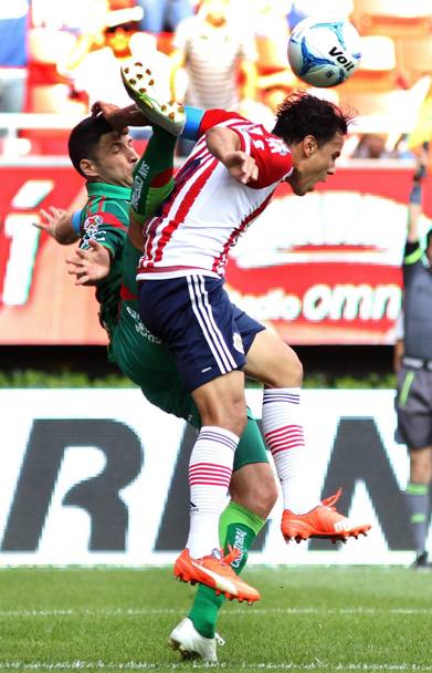 Omar Bravo del Chivas, a destra, in contrasto aereo contro Javier Muoz del Jaguares durante l&#39;Apertura Tournament 2015 al Omnilife stadium in Guadalajara, Mexico. (Epa)